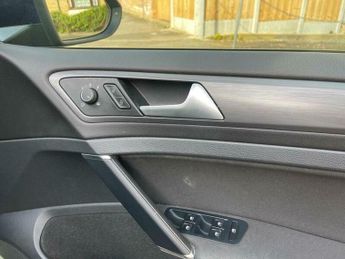 Volkswagen Golf 35.8kWh e-Golf Auto 5dr