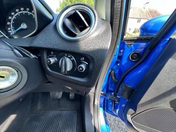 Ford Fiesta 1.6 Zetec Hatchback 5dr Petrol Powershift Euro 5 (105 ps)