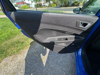 Ford Fiesta 1.6 Zetec Hatchback 5dr Petrol Powershift Euro 5 (105 ps)