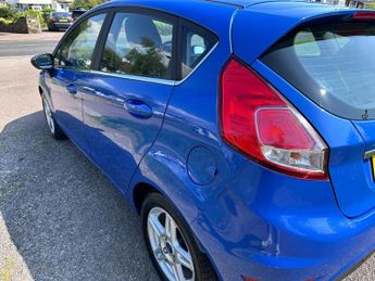 Ford Fiesta 1.6 Zetec Hatchback 5dr Petrol Powershift Euro 5 (105 ps)