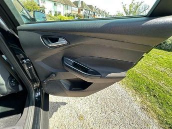 Ford Focus 1.6 Zetec Estate 5dr Petrol Powershift Euro 5 (125 ps)