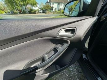 Ford Focus 1.6 Zetec Estate 5dr Petrol Powershift Euro 5 (125 ps)