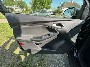 Ford Focus 1.6 Zetec Estate 5dr Petrol Powershift Euro 5 (125 ps)