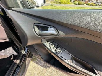 Ford Focus 1.6 Zetec Estate 5dr Petrol Powershift Euro 5 (125 ps)