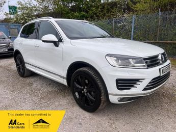 Volkswagen Touareg 3.0 TDI V6 BlueMotion Tech R-Line SUV 5dr Diesel Tiptronic 4WD E