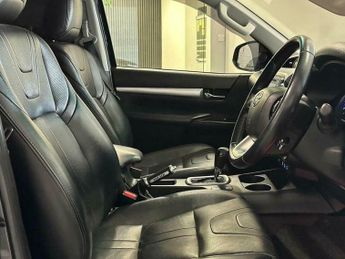 Toyota Hilux 2.4 D-4D Invincible X Auto 4WD Euro 6 4dr (TSS, 3.5t)