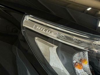 Toyota Hilux 2.4 D-4D Invincible X Auto 4WD Euro 6 4dr (TSS, 3.5t)