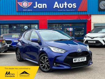 Toyota Yaris 1.5 VVT-h Design E-CVT Euro 6 (s/s) 5dr PanRoof+1owner+Nav+Camer