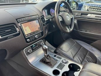 Volkswagen Touareg 3.0 TDI V6 BlueMotion Tech R-Line SUV 5dr Diesel Tiptronic 4WD E