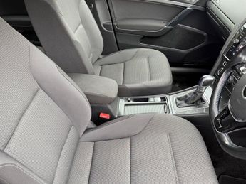Volkswagen Golf 35.8kWh e-Golf Auto 5dr 134BHP