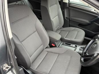 Volkswagen Golf 35.8kWh e-Golf Auto 5dr 134BHP