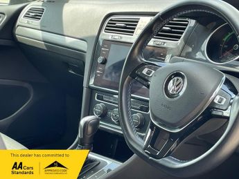 Volkswagen Golf 35.8kWh e-Golf Hatchback 5dr Electric Auto (136 ps)