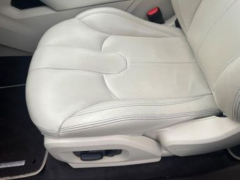 Land Rover Range Rover Evoque 2.2 SD4 Prestige Lux SUV 5dr Diesel Auto 4WD Euro 5 (190 ps)