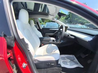 Tesla Model Y LONG RANGE AWD
