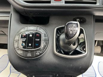 Toyota Voxy 1.8 VVT-i Hybrid 7 Seats