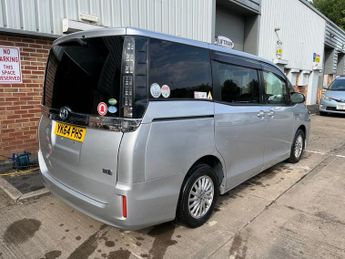 Toyota Voxy 1.8 VVT-i Hybrid 7 Seats