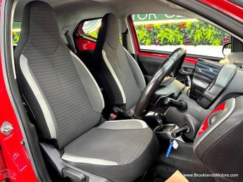 Toyota AYGO 1.0 VVT-I X-PLAY X-SHIFT [REVERSE CAMERA]