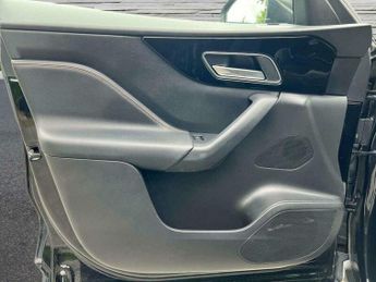 Jaguar F-Pace 2.0 D180 Prestige Auto AWD Euro 6 (s/s) 5dr