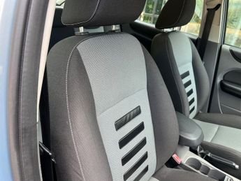 Ford Focus 1.6 Zetec Hatchback 5dr Petrol Automatic (184 g/km, 99 bhp)