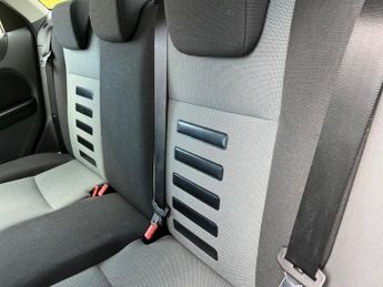 Ford Focus 1.6 Zetec Hatchback 5dr Petrol Automatic (184 g/km, 99 bhp)
