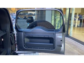 Land Rover Defender 3.0 D300 X-Dynamic HSE 90 3dr Auto Diesel Estate