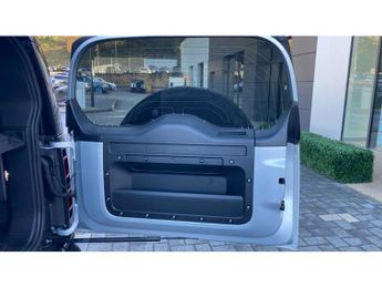 Land Rover Defender 2.0 P300 X-Dynamic HSE 90 3dr Auto Petrol Estate