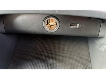 Volvo XC40 2.0 B4P Momentum 5dr Auto [7 speed] Petrol Estate