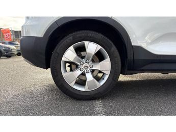 Volvo XC40 2.0 B4P Momentum 5dr Auto [7 speed] Petrol Estate