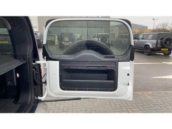 Land Rover Defender 2.0 P300 SE 110 5dr Auto Petrol Estate