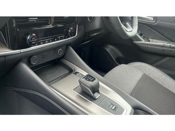 Nissan Qashqai 1.3 DiG-T MH 158 N-Connecta [Glass Rf] 5dr Xtronic Petrol Hatchb