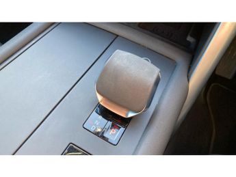 Land Rover Discovery 3.0 D300 Dynamic SE 5dr Auto Diesel Station Wagon