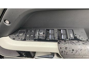 Land Rover Defender 3.0 D250 SE 110 5dr Auto Diesel Estate