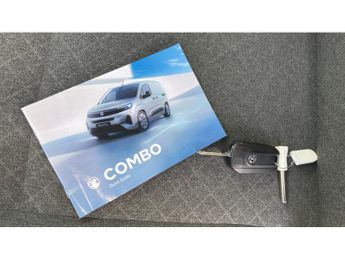 Vauxhall Combo Life 100kW Design XL 52kWh 5dr Auto [7 Seat] Electric Estate