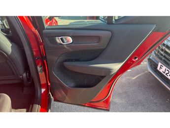 Volvo XC40 1.5 T3 [163] Momentum 5dr Geartronic Petrol Estate