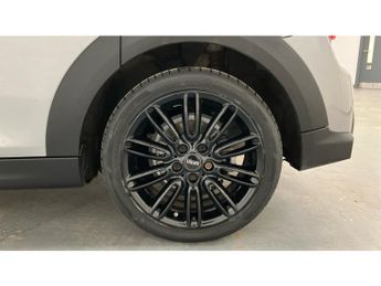 MINI Hatchback 1.5 Cooper Exclusive Premium 5dr Auto Petrol Hatchback