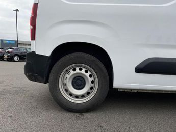 Vauxhall Combo E 2300 50kwh Dynamic Panel Van 5dr Electric Auto L1 H1 (136 Ps)