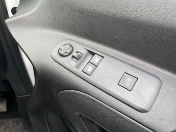 Vauxhall Combo E 2300 50kwh Dynamic Panel Van 5dr Electric Auto L1 H1 (136 Ps)