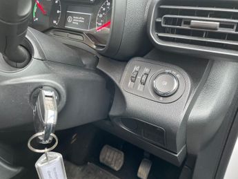 Vauxhall Combo E 2300 50kwh Dynamic Panel Van 5dr Electric Auto L1 H1 (136 Ps)