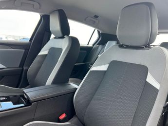 Vauxhall Astra Electric 54kwh Design Hatchback 5dr Electric Auto (156 Ps)