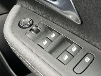 Vauxhall Mokka Electric 50kwh Design Suv 5dr Electric Auto (136 Ps)