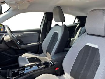 Vauxhall Mokka Electric 50kwh Design Suv 5dr Electric Auto (136 Ps)