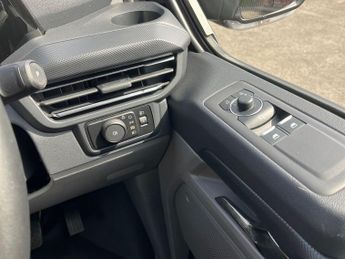 Ford E Transit Custom 320 65kwh Limited Panel Van 5dr Electric Auto L1 H1 (136 Ps)