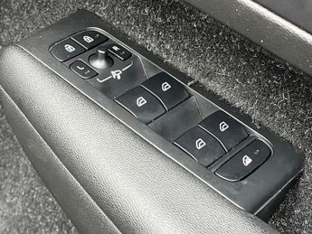 Volvo Xc40 1.5 T3 R Design Suv 5dr Petrol Auto Euro 6 (s/s) (163 Ps)