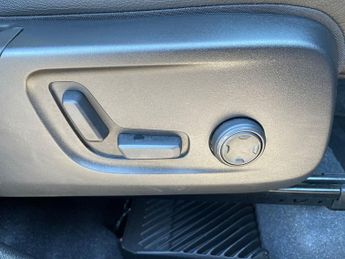 Volvo Xc40 2.0 B4 Mhev Ultimate Suv 5dr Petrol Hybrid Dct Auto Euro 6 (s/s)