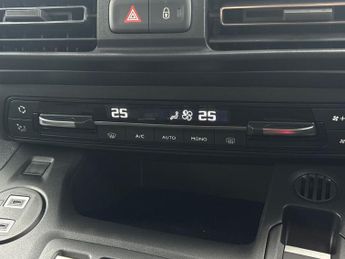 Vauxhall Combo Life Electric 52kwh Ultimate MPV 5dr Electric Auto (7.4kw Charger) (136 Ps)