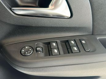 Vauxhall Corsa Electric 50kwh Ultimate Hatchback 5dr Electric Auto (136 Ps)