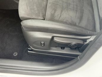 Vauxhall Crossland 1.5 Turbo D Ultimate Suv 5dr Diesel Auto Euro 6 (s/s) (120 Ps)