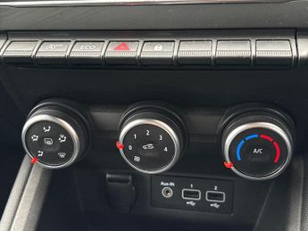 Renault Clio 1.0 Tce Iconic Hatchback 5dr Petrol CVT A7 Euro 6 (s/s) (90 Ps)