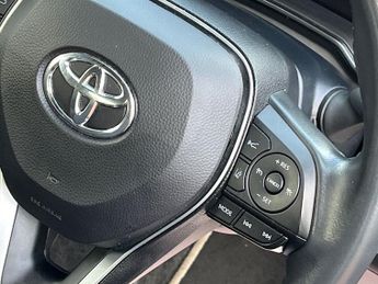 Toyota Corolla Hatchback 1.8 Vvt H Gpf Icon Tech Hatchback 5dr Petrol Hybrid CVT Euro 6 (