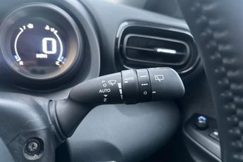 Toyota Yaris 1.5 Vvt H Design Hatchback 5dr Petrol Hybrid E CVT Euro 6 (s/s) 